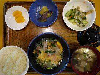 今日のお昼ご飯は、中華風あんかけオムライス、芋和え、煮物、みそ汁、くだものでした。