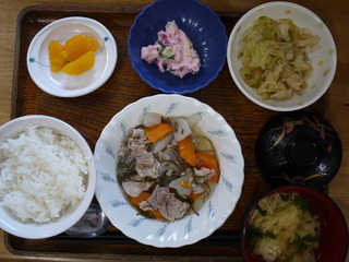 きょうのお昼ご飯は、和風ポトフ、おかか和え、しば漬けポテト、みそ汁、くだものでした。