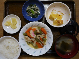 きょうのお昼ごはんは、炊き合わせ、和え物、はんぺんのピカタ、味噌汁、果物でした。