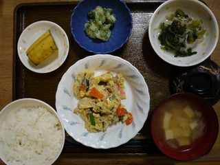 きょうのお昼ごはんは、親子煮、おろし和え、青のりポテト、みそ汁、くだものでした。