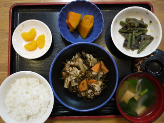 きょうのお昼ごはんは、刻み昆布と豚肉の炒め煮、和え物、煮物、みそ汁、果物でした。