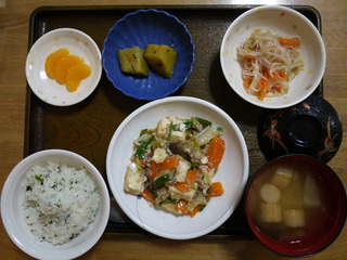 きょうのお昼ご飯は、厚揚げとキャベツの塩炒め、中華和え、煮物、みそ汁、果物でした。