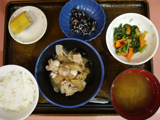 きのうのお昼ご飯は、豚肉と大根のこってり煮、和え物、ひじきの酢の物、みそ汁、果物でした。