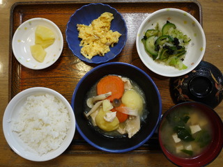 きょうのお昼ご飯は、鶏肉のあっさり煮、のり和え、ツナ炒り卵、みそ汁、果物でした。