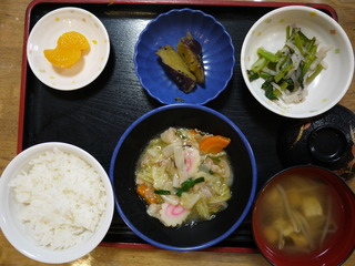 きょうのお昼ごはんは、八宝菜、和え物、大学芋煮、みそ汁、果物でした。