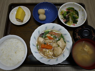 きょうのお昼ごはんは、白身魚の薄くず煮、甘酢和え、里芋煮、みそ汁、果物でした。