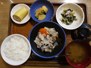 きょうのお昼ご飯は、和風ポトフ、梅おかか和え、煮物、みそ汁、果物でした。