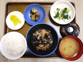 きょうのお昼ごはんは、磯炒め、和え物、大学芋煮、みそ汁、果物でした。