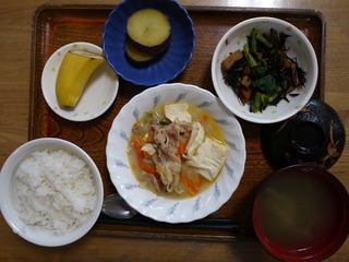 きょうのお昼ごはんは、豚肉ともやしのチャンプルー、煮物、和え物、みそ汁、果物でした。