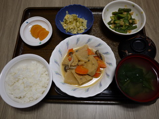 きょうのお昼ごはんは、がんもと根菜の含め煮、卵とじ、天かす和え、みそ汁、くだものでした。