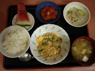 きょうのお昼ご飯は、麻婆炒り卵、春雨酢の物、冷やしトマト、みそ汁、くだものでした。