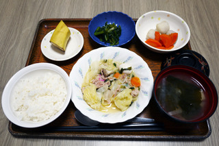 今日のお昼ごはんは、八宝菜、青菜和え、里芋煮、味噌汁、果物でした。