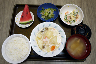 きょうのお昼ごはんは、クリームシチュー、卵サラダ、和え物、味噌汁、果物でした。