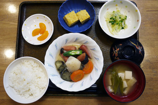 今日のお昼ごはんは、ウインナーと野菜のスープ煮、和え物、コーン炒り卵、味噌汁、果物でした。
