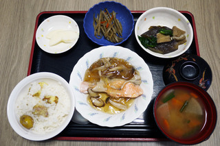 きょうのお昼ごはんは、蒸し鮭のきのこあんかけ、含め煮、きんぴら、味噌汁、くだものでした。