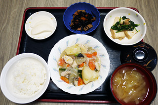 きょうのお昼ごはんは、吉野煮、ひじき和え、厚揚げ煮、みそ汁、果物でした。