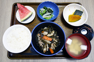 きょうのお昼ごはんは、刻み昆布と豚肉の炒め煮、和え物、煮物、みそ汁、果物でした。