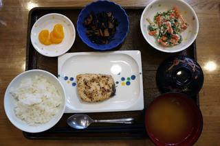 きょうのお昼ごはんは、白身魚の梅じそ焼き、白和え、ひじき煮、みそ汁、くだものでした。