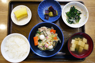 きょうのお昼ごはんは、八宝菜、青菜和え、大学芋煮、みそ汁、くだものでした。