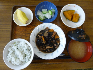 きょうのお昼ご飯は、磯炒め、和え物、かぼちゃ煮、味噌汁、くだものでした。　