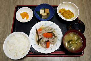 きょうのお昼ごはんは、和風ポトフ、かぼちゃサラダ、含め煮、みそ汁、くだものでした。