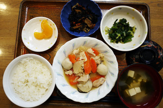 きょうのお昼ごはんは、鶏肉と里芋のみそ煮込み、お浸し、ひじき煮、みそ汁、くだものでした。