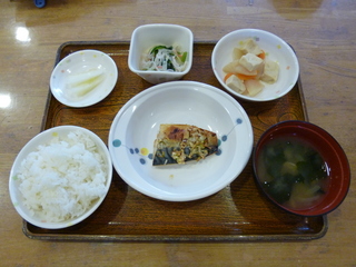 今日のお昼ご飯は、鯖の香味じょうゆ焼き、含め煮、酢の物、味噌汁、果物でした。