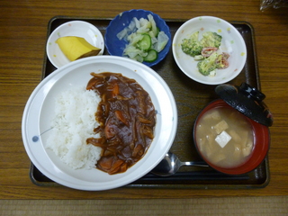 きょうのお昼ご飯は、ハヤシライス、卵サラダ、浅漬け、味噌汁、くだものでした。