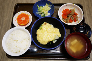 きょうのお昼ごはんは、花野菜の卵あんかけ、そぼろ煮、、和え物、みそ汁、果物でした。