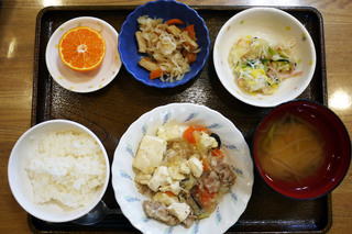 きょうのお昼ごはんは、肉豆腐、おろし和え、切り干し煮、みそ汁、果物でした。