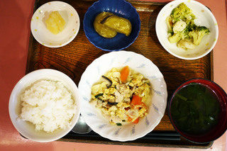 きょうの昼ごはんは、親子煮、梅おかか和え、さつま芋煮、みそ汁、果物でした。