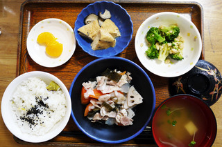 きょうのお昼ごはんは、和風ポトフ、天かす和え、含め煮、味噌汁、果物でした。