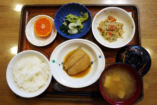 きょうのお昼ごはんは、焼き魚、のり和え、炒りおから、みそ汁、果物でした。