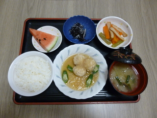 きょうのお昼ご飯は、つくねおろし煮、含め煮、ひじきの酢の物、味噌汁、果物でした。
