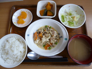 今日のお昼ごはんは、炒り豆腐、和え物、かぼちゃ煮、味噌汁、果物でした。