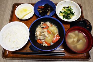 きょうのお昼ごはんは、吉野煮、和え物、ひじき煮、みそ汁、果物でした。