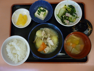 きょうのお昼ご飯は、吉野煮、和え物、煮奴、味噌汁、くだものでした。