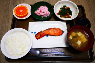 きょうのお昼ごはんは、焼き魚、ごま和え、しば漬けポテト、みそ汁、果物でした。