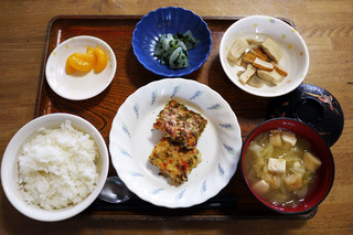 きょうのお昼ごはんは、松風焼き、含め煮、和え物、みそ汁、果物でした。