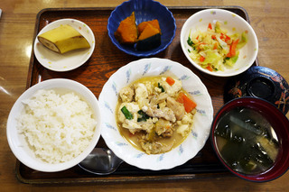 きょうのお昼ごはんは、炒り豆腐、煮物、天かす和え、みそ汁、果物でした。