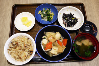 きょうのお昼ごはんは、いわしご飯、けんちん煮、ひじきの酢の物、青菜和え、お吸い物、果物でした。