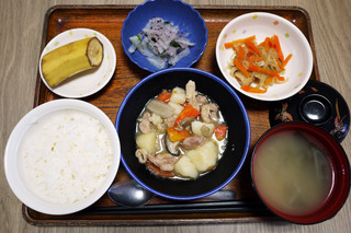 きょうのお昼ごはんは、吉野煮、和え物、切り干し煮、みそ汁、果物でした。