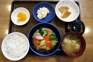 きょうのお昼ごはんは、ウインナーと野菜のスープ煮、コーンポテト、含め煮、みそ汁、果物でした。