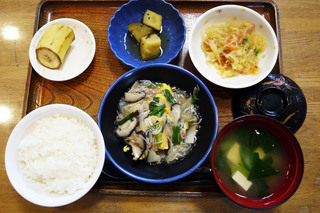 きょうのお昼ごはんは、中華風あんかけオムレツ、春雨サラダ、大学芋煮、みそ汁、果物でした。