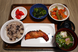 きょうのお昼ごはんは、お赤飯、鮭のふき味噌焼き、旨煮、酢の物、お吸い物、果物でした。