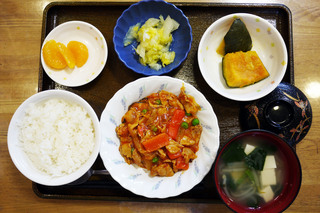 きょうのお昼ごはんは、肉じゃが、和え物、含め煮、みそ汁、果物でした。