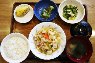 きょうのお昼ごはんは、肉豆腐、おろし和え、じゃが煮、みそ汁、果物でした。