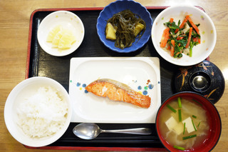 きょうのお昼ごはんは、焼き魚、ごま和え、煮物、みそ汁、果物でした。