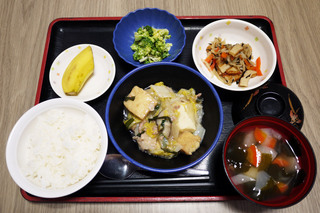 きょうのお昼ごはんは、厚揚げと白菜の塩炒め、和え物、煮物、みそ汁、果物でした。