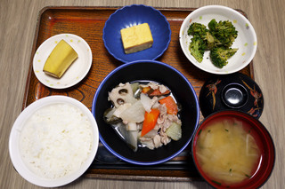 きょうのお昼ごはんは、和風ポトフ、ごま和え、厚焼き玉子、みそ汁、果物でした。